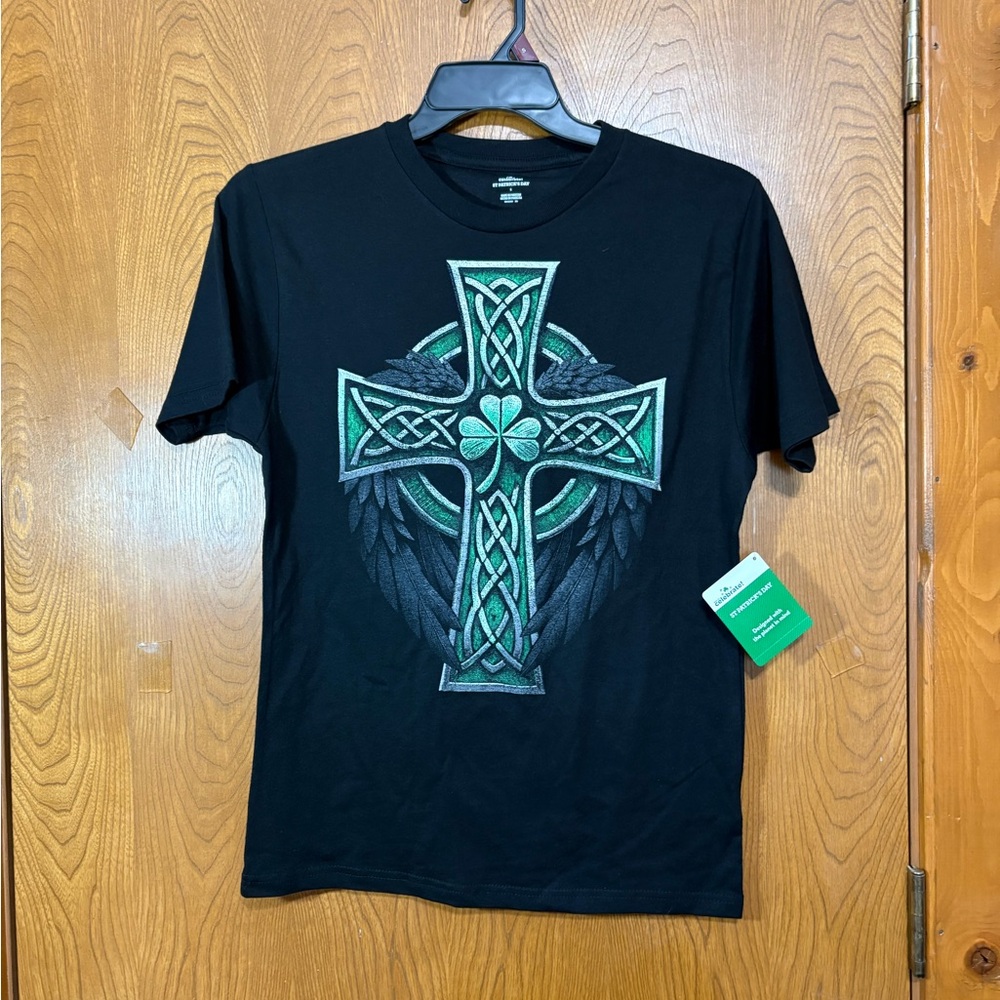 Green Celtic Cross on  Black T-Shirt for St Patrick’s Day Unisex